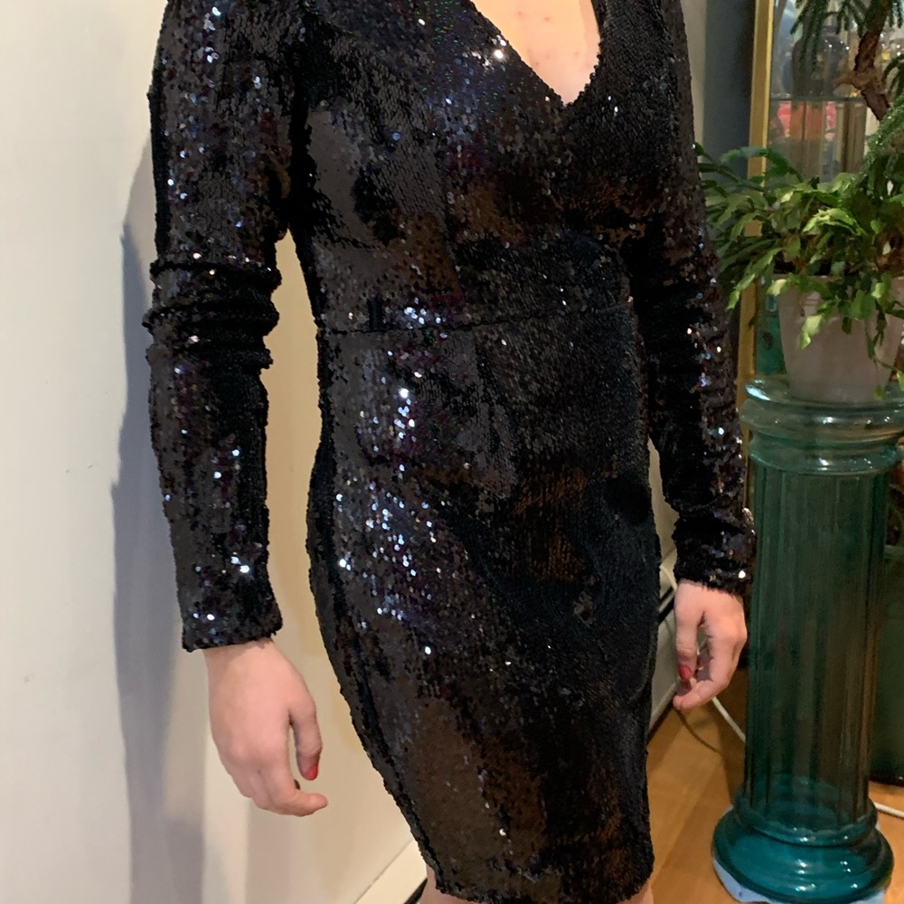 🌟Beautiful NWT black sequin mini dress. Size 6🌟
